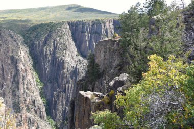 Colorado 'daki Gunnison Ulusal Parkı' nın Kara Kanyonu 'na bakın.