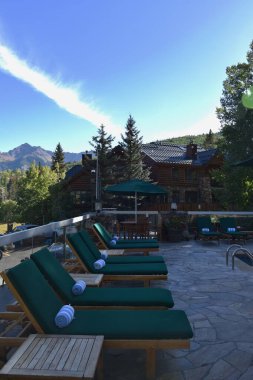 Colorado Teluride 'de havuz kenarındaki güverte sandalyeleri