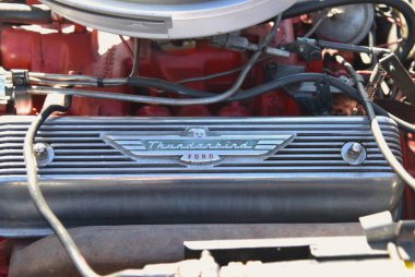 Eski model Ford Thunderbird 'ün motoru