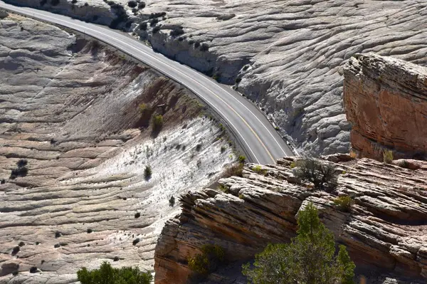 Utah 'taki Grand Staircase Escalante Ulusal Anıtı' ndan geçen yol. Seyahat kavramı.