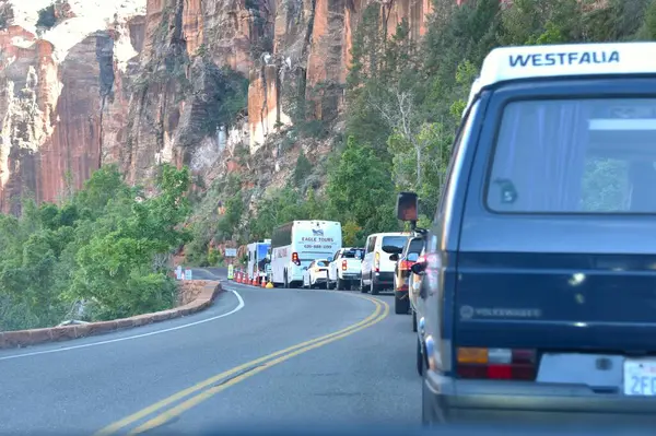 Utah 'taki Zion Ulusal Parkı' nda araba kuyruğu