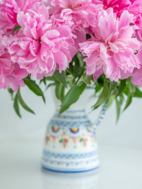  Vazoda bir buket pembe şakayık. Yaklaş.