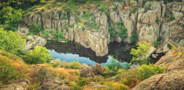 Granit duvarlar arasında nehir olan geniş granit kanyon panoramiği