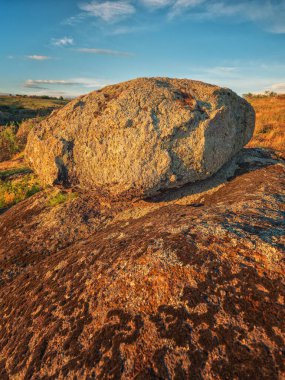 portre görüntüsü tek başına granit kayaya Gün batımı ışığında mavi gökyüzünün altında