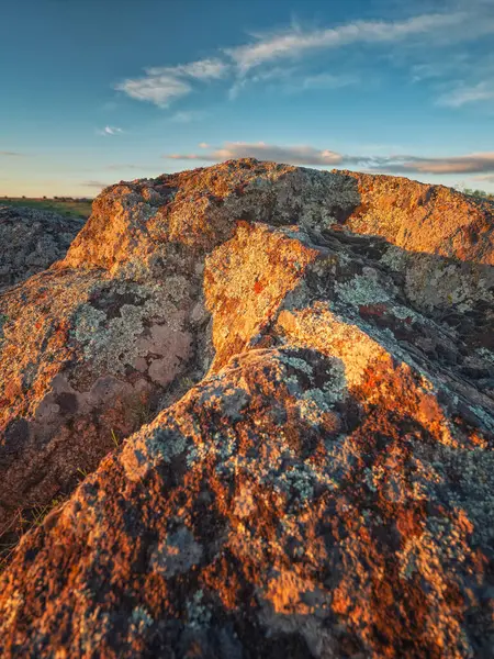 Kanyonda mavi gökyüzünün altında granit taşların üzerinde gün batımı ışığı 