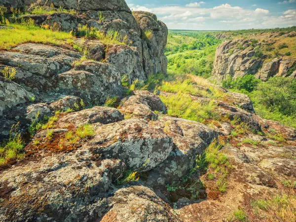 Yaz günü granit kanyon manzarası güzel bir ışık ve bulutlu gökyüzü.