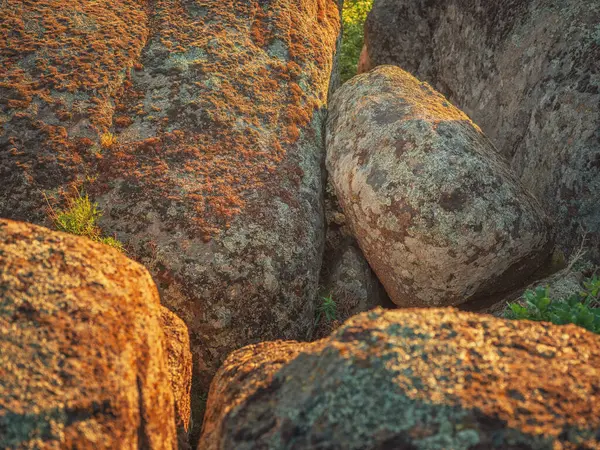 Gün batımında granit kayalara yakın görüş