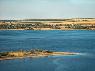 Telhoto, deniz koyundaki vahşi kuma bakıyor.