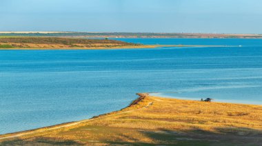 Panoramik manzara, yaz günü kopyalanmış iki vahşi kum arasındaki sakin deniz bölmesi.