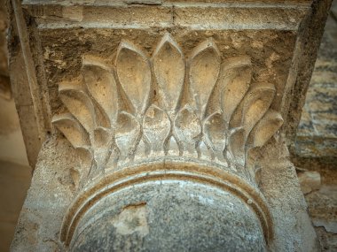 Eski katedraldeki sütunlarda heykel desenleri