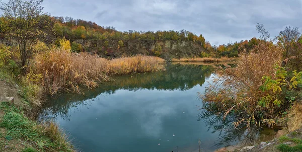 Opuszczony Kamieniołom Zamienił Się Malownicze Jezioro Staw Trzcinami Pochmurny Jesienny — Zdjęcie stockowe