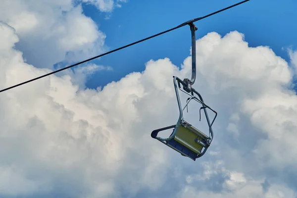Ski Lift Stoel Opknoping Een Kabel Tegen Een Bewolkte Hemel — Stockfoto