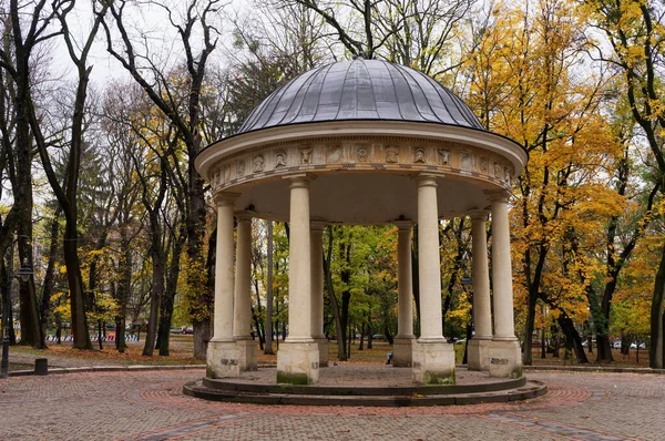 Ukrayna 'nın Lviv kentindeki İvan Franko Parkı' nda (Kosciuszko Parkı, Cizvit Bahçeleri) Doric ile Rotunda.