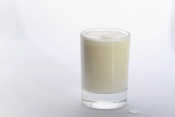 Sklo Plné Jogurtu Bílém Pozadí — Stock fotografie