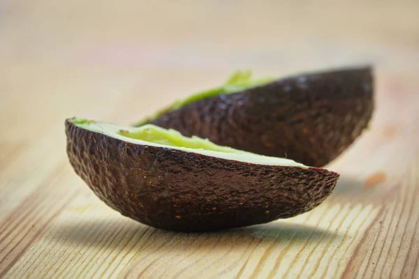 Zwei Hälften Einer Geschnittenen Avocado Auf Einem Holzbrett Leckeres Und — Stockfoto