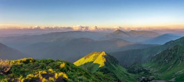 Güzel, yaz güneşli bir akşam Karpatlar 'da
