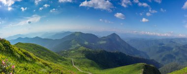 Karpat Dağları 'nın yaz manzarası. Dağın manzarası Pip Ivan Marmaroshsky.