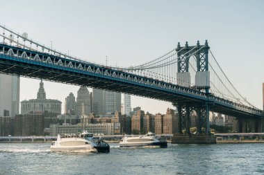 Brooklyn Köprüsü 'nden Manhattan şehir merkezine, New York, Amerika Birleşik Devletleri' ne. 03.07.2022. Yüksek kalite fotoğraf