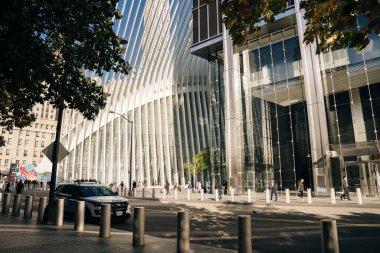 New York, ABD - Ağustos 2022: Santiago Calatrava tarafından tasarlanan Dünya Ticaret Merkezi Ulaşım Merkezi veya Oculus 'un kapalı manzarası. Yüksek kalite fotoğraf