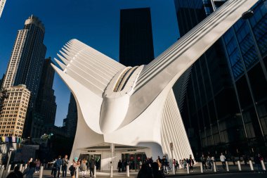 New York, ABD - Ağustos 2022: Santiago Calatrava tarafından tasarlanan Dünya Ticaret Merkezi Ulaşım Merkezi veya Oculus 'un kapalı manzarası. Yüksek kalite fotoğraf