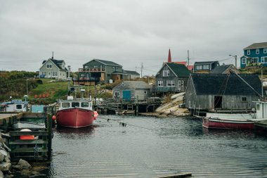 Balıkçı tekneleri Kanada 'nın Nova Scotia eyaletindeki Peggy' nin koyunda 2022 yılının Ekim ayında demirlediler ve beklemekteler. Yüksek kalite fotoğraf