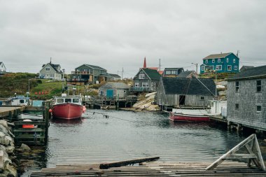 Balıkçı tekneleri Kanada 'nın Nova Scotia eyaletindeki Peggy' nin koyunda 2022 yılının Ekim ayında demirlediler ve beklemekteler. Yüksek kalite fotoğraf