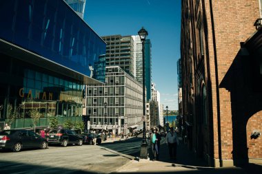 HALIFAX, NS, CANADA - Mayıs 2022: Halifax, Nova Scotia, Kanada şehir merkezindeki Prince Caddesi ile Sackville Caddesi arasındaki Barrington Caddesi üzerindeki Tarihi Binalar. Yüksek kalite fotoğraf