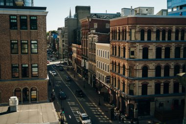 HALIFAX, NS, CANADA - Mayıs 2022: Halifax, Nova Scotia, Kanada şehir merkezindeki Prince Caddesi ile Sackville Caddesi arasındaki Barrington Caddesi üzerindeki Tarihi Binalar. Yüksek kalite fotoğraf