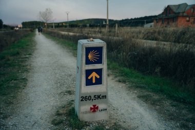 St.James Hac Yolu üzerindeki Galiçya 'nın Sarria İlkbahar Alanı' nda Scallop Shell Sembolü ve Sarı Ok İşaretli Taş Posta. Camino de Santiago Yolu..