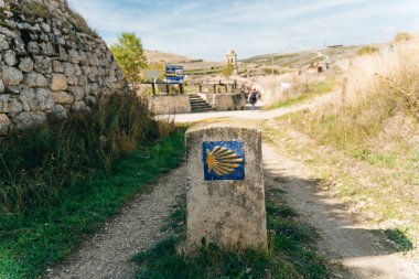 St.James Hac Yolu üzerindeki Galiçya 'nın Sarria İlkbahar Alanı' nda Scallop Shell Sembolü ve Sarı Ok İşaretli Taş Posta. Camino de Santiago Yolu..