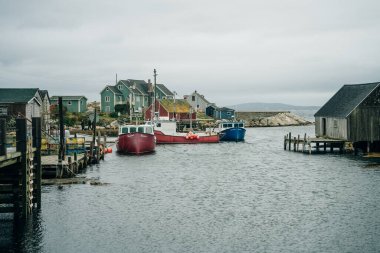 Balıkçı tekneleri Peggys Cove, Nova Scotia, Kanada 'da ıssız bir körfezde demirledi ve bekliyor - Ekim 2022. Yüksek kalite fotoğraf