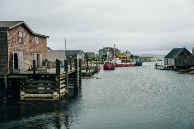 Balıkçı tekneleri Peggys Cove, Nova Scotia, Kanada 'da ıssız bir körfezde demirledi ve bekliyor - Ekim 2022. Yüksek kalite fotoğraf