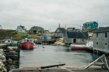Balıkçı tekneleri Peggys Cove, Nova Scotia, Kanada 'da ıssız bir körfezde demirledi ve bekliyor - Ekim 2022. Yüksek kalite fotoğraf