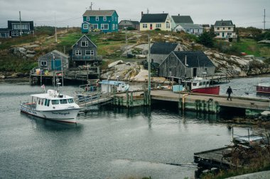 Balıkçı tekneleri Peggys Cove, Nova Scotia, Kanada 'da ıssız bir körfezde demirledi ve bekliyor - Ekim 2022. Yüksek kalite fotoğraf