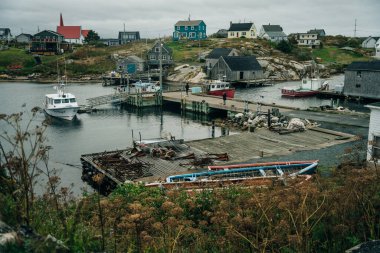 Balıkçı tekneleri Peggys Cove, Nova Scotia, Kanada 'da ıssız bir körfezde demirledi ve bekliyor - Ekim 2022. Yüksek kalite fotoğraf