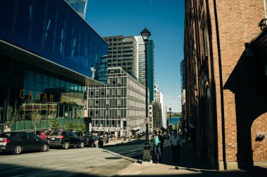 HALIFAX, NS, CANADA - Mayıs 2022: Halifax, Nova Scotia, Kanada şehir merkezindeki Prince Caddesi ile Sackville Caddesi arasındaki Barrington Caddesi üzerindeki Tarihi Binalar. Yüksek kalite fotoğraf
