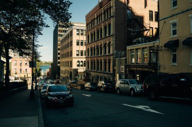 HALIFAX, NS, CANADA - Mayıs 2022: Halifax, Nova Scotia, Kanada şehir merkezindeki Prince Caddesi ile Sackville Caddesi arasındaki Barrington Caddesi üzerindeki Tarihi Binalar. Yüksek kalite fotoğraf