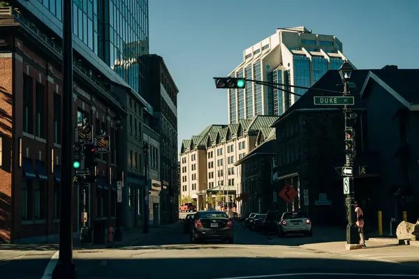 HALIFAX, NS, CANADA - Mayıs 2022: Halifax, Nova Scotia, Kanada şehir merkezindeki Prince Caddesi ile Sackville Caddesi arasındaki Barrington Caddesi üzerindeki Tarihi Binalar. Yüksek kalite fotoğraf