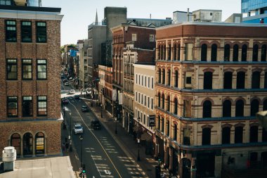 HALIFAX, NS, CANADA - Mayıs 2022: Halifax, Nova Scotia, Kanada şehir merkezindeki Prince Caddesi ile Sackville Caddesi arasındaki Barrington Caddesi üzerindeki Tarihi Binalar. Yüksek kalite fotoğraf