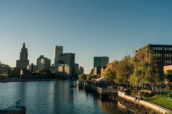 Providence, Rhode Island, Amerika Birleşik Devletleri - Ekim, 2022 Atlantik Okyanusu 'nun doğu kıyısındaki modern şehir siluetinin panoramik manzarası. Yüksek kalite fotoğraf