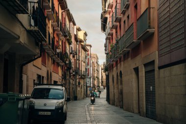İspanya 'nın dar sokaklarında. Logrono, La Rioja, İspanya - Kasım 2022. Yüksek kalite fotoğraf