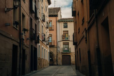İspanya 'nın dar sokaklarında. Logrono, La Rioja, İspanya - Kasım 2022. Yüksek kalite fotoğraf
