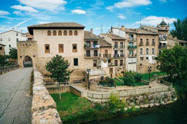 Camino de Santiago Puente la Reina 'dan geçerken, Navarra, İspanya - Ekim 2022. Yüksek kalite fotoğraf