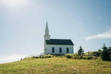 Highland Village Müzesi 'ndeki tarihi kilise. Iona Cape Breton. Büyük Sütyen ve Göl. Yüksek kalite fotoğraf