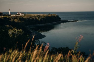 Cap de la Madelaine deniz feneri güzel mavi bir gökyüzünün altında, Kanada. Yüksek kalite fotoğraf