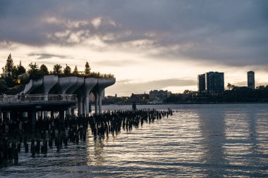 Manhattan, New York, ABD - 2022 Little Island Park, günbatımında. Yüksek kalite fotoğraf