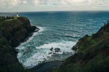 Kilauea Point Deniz feneri mavi gökyüzü ve okyanusa karşı yaz güneşinde parlıyor, Kauai, Hawaii, ABD. Yüksek kalite fotoğraf