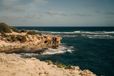 Poipu, Kauai, Hawaii, ABD 'deki Mahaulepu Heritage Trail' in uçurumlarından Pasifik Okyanusu manzarası. Yüksek kalite fotoğraf