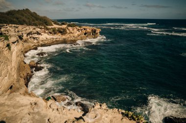 Poipu, Kauai, Hawaii, ABD 'deki Mahaulepu Heritage Trail' in uçurumlarından Pasifik Okyanusu manzarası. Yüksek kalite fotoğraf
