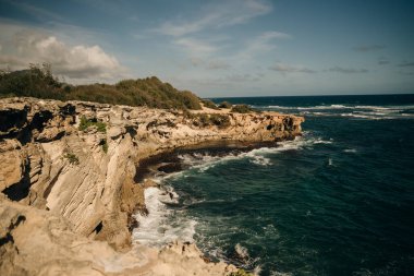 Poipu, Kauai, Hawaii, ABD 'deki Mahaulepu Heritage Trail' in uçurumlarından Pasifik Okyanusu manzarası. Yüksek kalite fotoğraf
